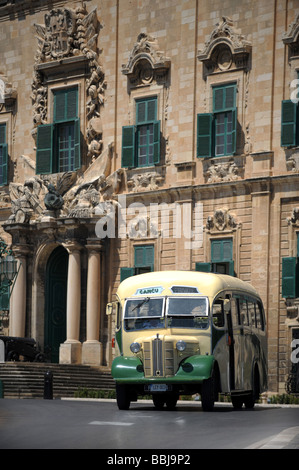 Ein Jahrgang maltesischen Bus fährt vorbei die Auberge de Castille in Valletta, Malta Stockfoto