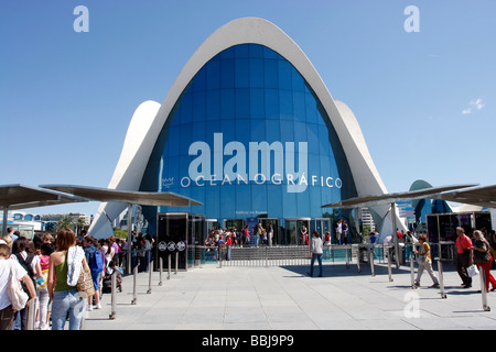 Schlangen von Menschen warten auf die berühmte Oceanografico in der neuen Stadt der Künste & Wissenschaft, Valencia, Spanien zu betreten, Stockfoto