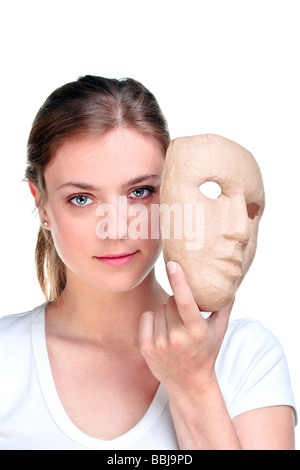 Junge Frau mit einer Maske vor ihr Gesicht auf einem weißen Hintergrund isoliert Stockfoto