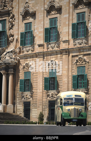 Ein Jahrgang maltesischen Bus fährt vorbei die Auberge de Castille in Valletta, Malta Stockfoto