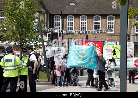 Demonstranten marschieren durch Kornmühle Gärten warten demonstrieren gegen den Abriss der Lewisham Brücke Primary School Stockfoto