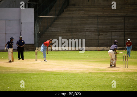 Die indischen Frauen Cricket Captain, Jhulan Goswami, Schalen, während ein Warm up Spiel vor dem T20 World Cup 2009 in England. Stockfoto