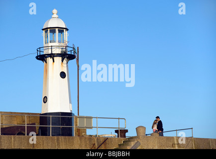 Zwei jungen Liebenden am Ende des "Smeatons Pier" in "St. Ives" Cornwall Großbritannien Stockfoto