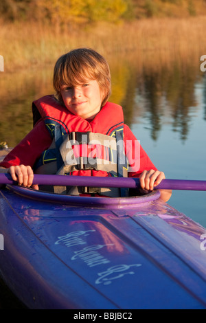 10 Jahre alter Junge im Kajak, See Katherine Riding Mountain National Park, Manitoba Stockfoto