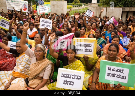 Frauen halten Plakate während einer Protestaktion in Bangalore, Indien. Die Frauen sind Demostrating für Frauen- und Menschenrechte der Dalits (Unberührbare). Stockfoto