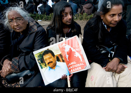 Tamilen demonstrieren am Tag der Sri-lankischen Regierung verkündet es hatte besiegt die Tamil Tigers und ihr Anführer getötet Stockfoto