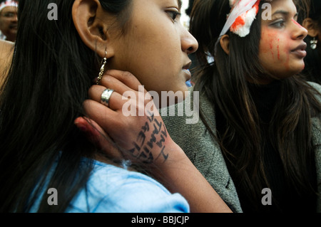 Tamilen demonstrieren am Tag der Sri-lankischen Regierung verkündet es hatte besiegt die Tamil Tigers und ihr Anführer getötet Stockfoto