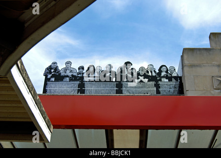 Detail von Bruce Williams Artwork, Halle, an Wimbledon Zug Bahnhof, Südwesten von London, England Stockfoto