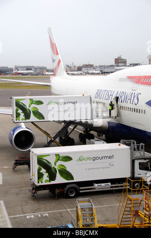 GateGourmet Gastronomie Lieferant LKW laden ein BA 747 Jet-Flugzeuge am Flughafen London Heathrow Stockfoto