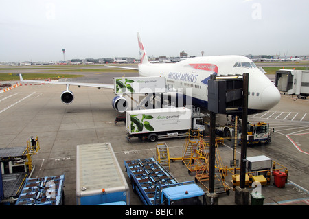 GateGourmet Gastronomie Lieferant LKW laden ein BA 747 Jet-Flugzeuge am Flughafen London Heathrow Stockfoto