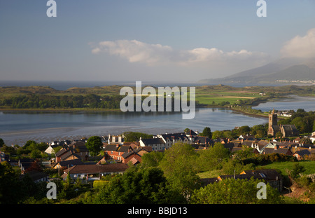 auf der Suche nach unten über Dundrum Stadt und Dundrum Lagune und Bucht über Murlough Nature Reserve und Mourne Berge county down Stockfoto