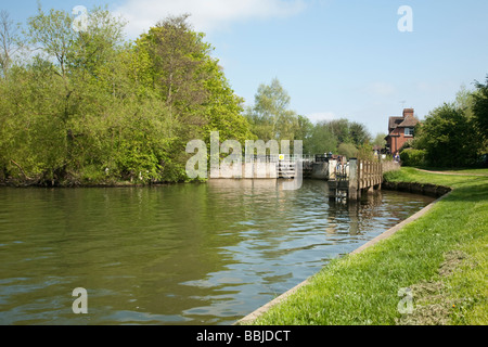 Lock und Lock-Keeper s-Hütte auf der Themse bei Abingdon Oxfordshire Uk Stockfoto