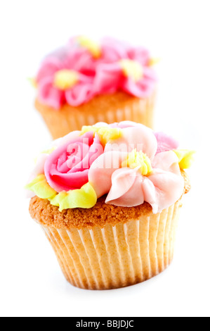 Reihe von leckeren Muffins mit Puderzucker Blumen Stockfoto