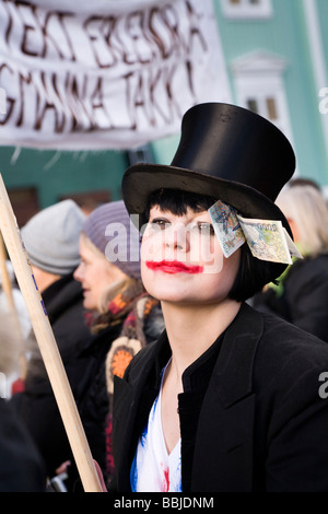 Demonstranten am Austurvöllur Frau mit isländischen 5000 wechseln Rechnungen an ihren Hut befestigt. Stockfoto