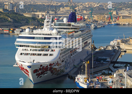 Malta. Ein Kreuzfahrtschiff angedockt in den Grand Harbour von der Upper Barrakka Gardens in Valletta gesehen. 2009. Stockfoto