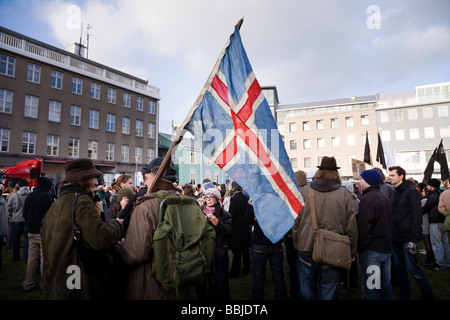 Demonstranten vor Althing, dem isländischen Parlament, am Austurvöllur.  Die Innenstadt von Reykjavik Island Stockfoto