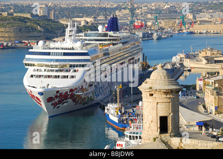 Malta. Ein Kreuzfahrtschiff ("Norwegian Gem") angedockt in den Grand Harbour von der Upper Barrakka Gardens in Valletta gesehen. Stockfoto