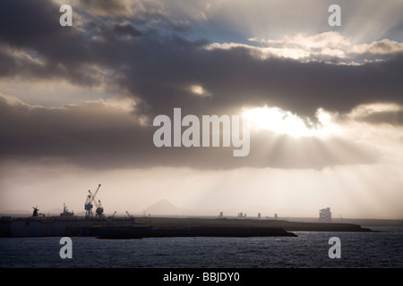 Die Sonne versinkt über Alcan Aluminiumwerk, das außerhalb der Stadt Hafnarfjörður, Großraum Reykjavik, Island Stockfoto