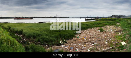 Panoramablick auf Verschmutzung angespült am Ufer des Flusses Essex Stockfoto