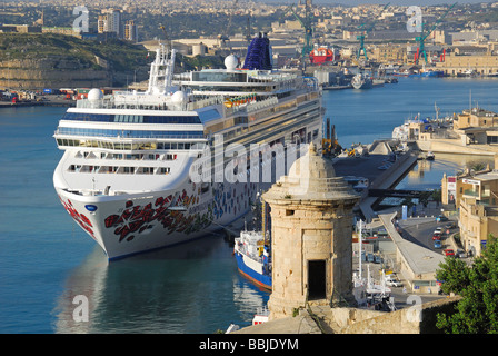 Malta. Ein Kreuzfahrtschiff angedockt in den Grand Harbour von der Upper Barrakka Gardens in Valletta gesehen. 2009. Stockfoto