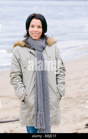 Junge Frau steht neben Meer, Vancouver, Britisch-Kolumbien Stockfoto