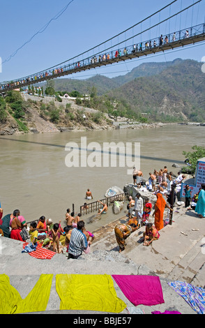 Menschen Baden im Ganges-Fluss. Lakshman Jhula. Rishikesh. Uttarakhand. Indien Stockfoto