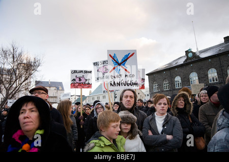 Demonstranten vor Althing, dem isländischen Parlament, am Austurvöllur.  Die Innenstadt von Reykjavik Island Stockfoto