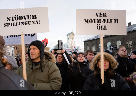 Demonstranten vor Althing, dem isländischen Parlament, am Austurvöllur.  Die Innenstadt von Reykjavik Island Stockfoto