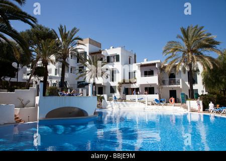 Moderne Hotel-Accommodatiion und Pool im Urlaub Resort Cala d ' or Mallorca Spanien Stockfoto