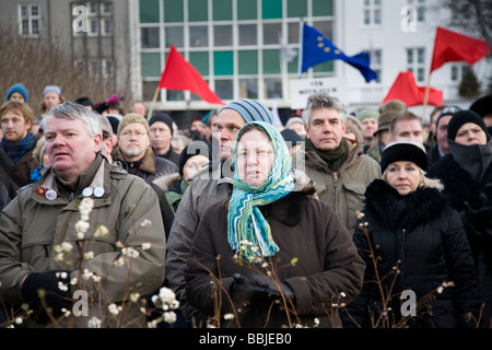 Demonstranten vor Althing, dem isländischen Parlament, am Austurvöllur.  Die Innenstadt von Reykjavik Island Stockfoto