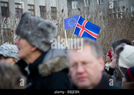 Demonstranten vor Althing, dem isländischen Parlament, am Austurvöllur.  Die Innenstadt von Reykjavik Island Stockfoto