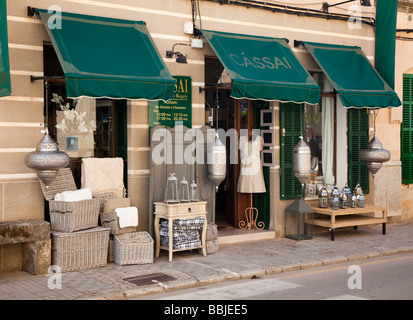 Shop mit Ware auf Bürgersteig Räuchergefäße Ses Salines Mallorca Spanien zu verkaufen Stockfoto