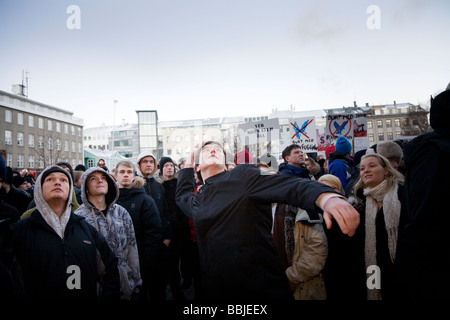 Demonstranten vor Althing, dem isländischen Parlament, am Austurvöllur.  Die Innenstadt von Reykjavik Island Stockfoto