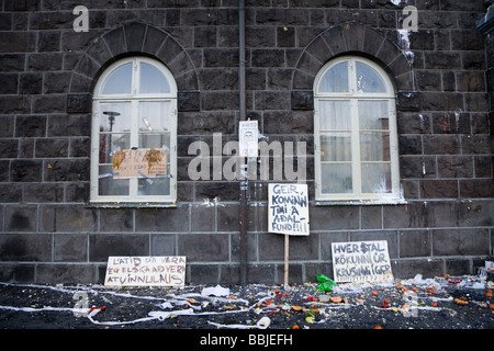 Demonstranten vor Althing, dem isländischen Parlament, am Austurvöllur.  Die Innenstadt von Reykjavik Island Stockfoto