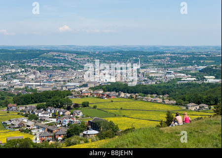 Paar, bewundern Sie die Aussicht über Huddersfield von Castle Hill, West Yorkshire, England Stockfoto