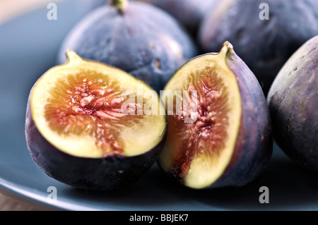 Detailansicht der Feigen in Scheiben geschnitten, in der Mitte auf einem blauen Teller Stockfoto
