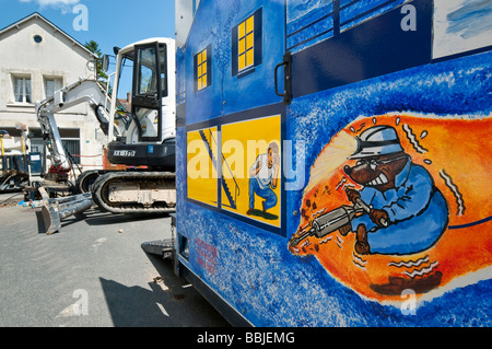 Werbung-Panel für u-Bahn langweilige Unternehmen auf Tieflader Fahrzeug - Frankreich. Stockfoto