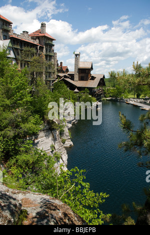 Mohonk Mountain House mit Mohonk See im Vordergrund Stockfoto