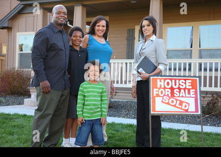 Afroamerikanische Familie und Makler vor neuen Domizil Stockfoto