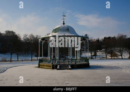 Musikpavillon in Shrewsbury in Shropshire während des Schneefalls 2009 Stockfoto