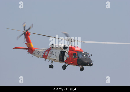 United States Coast Guard Jayhawk Helikopter fliegt overhead im Air Station Cape Cod in Falmouth, Massachusetts Stockfoto