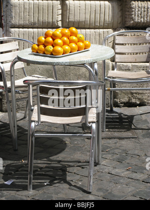 Orangen auf Bartisch in Straße in Rom, Italien Stockfoto