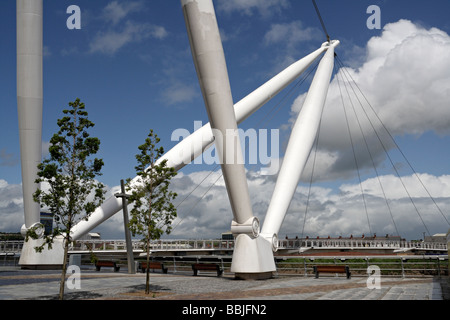 Newport City Fußgängerbrücke über den Fluss Usk Wales UK Stockfoto