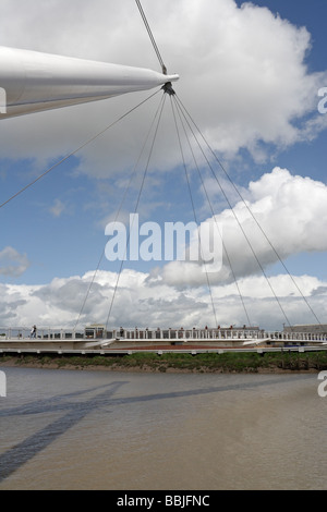 Newport City Fußgängerbrücke über den Fluss Usk. Wales Stockfoto