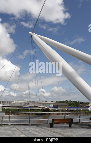 Newport City Fußgängerbrücke über den Fluss Usk. Wales Stockfoto