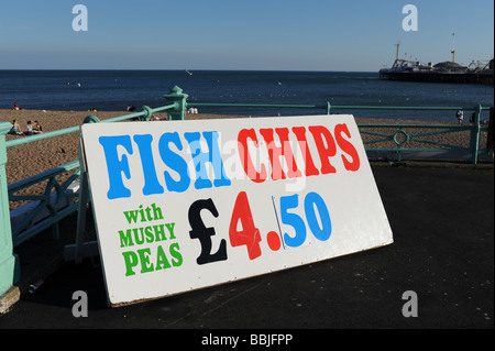 Fish and Chips Schild an der Brighton Seafront - UK 2009 Stockfoto