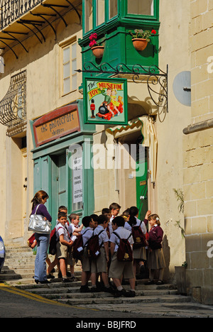 MALTA. Schüler außerhalb des Spielzeugmuseum auf der Republic Street in Valletta. Stockfoto