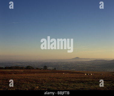Klarer blauer Himmel über die idyllische Landschaft rund um Kirche Stretton in Shropshire. Das Wrekin kann in der Ferne gesehen werden. Stockfoto