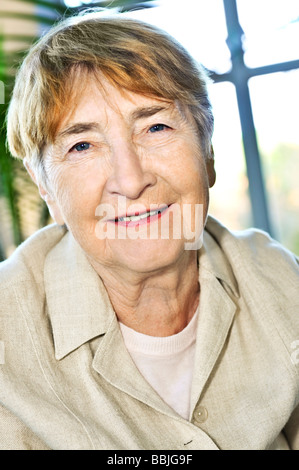 Ältere Frau auf sonnigen Tag lächelnd in Zufriedenheit Stockfoto