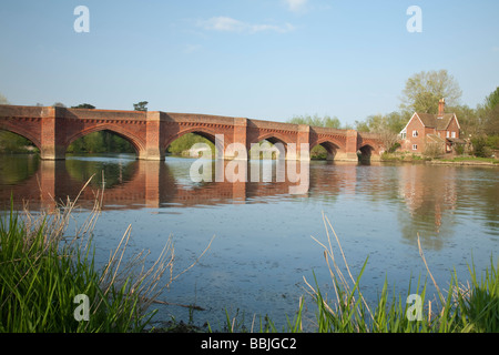 Straßenbrücke über den Fluss Themse in Clifton Hampden Oxfordshire UK Stockfoto